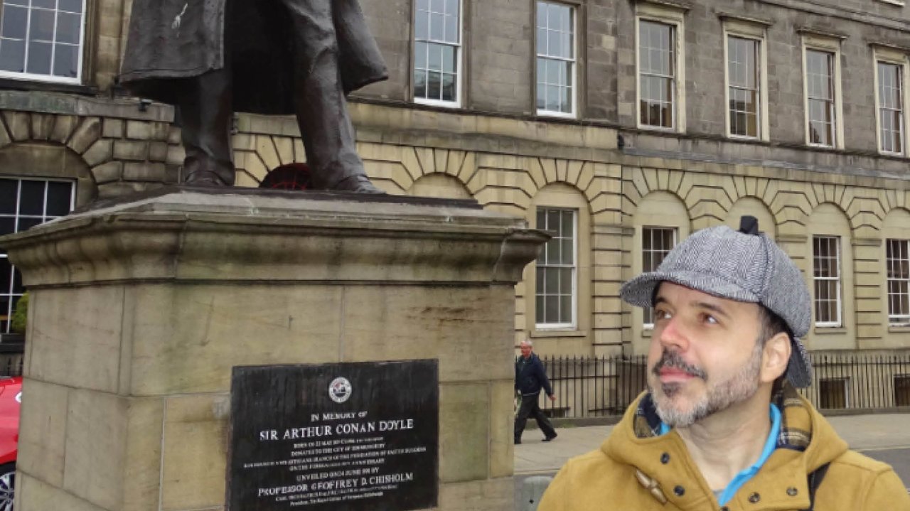 Eduardo Caamaño, ante la escultura de Sherlock Holmes en Edimburgo.