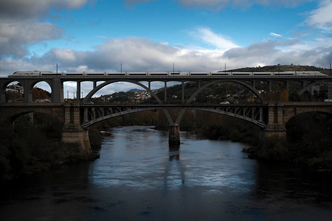 Momento histórico en que el primer AVE entra en Ourense cruzando el río Miño a través del viaducto que da acceso a la Estación  procedente de Madrid.