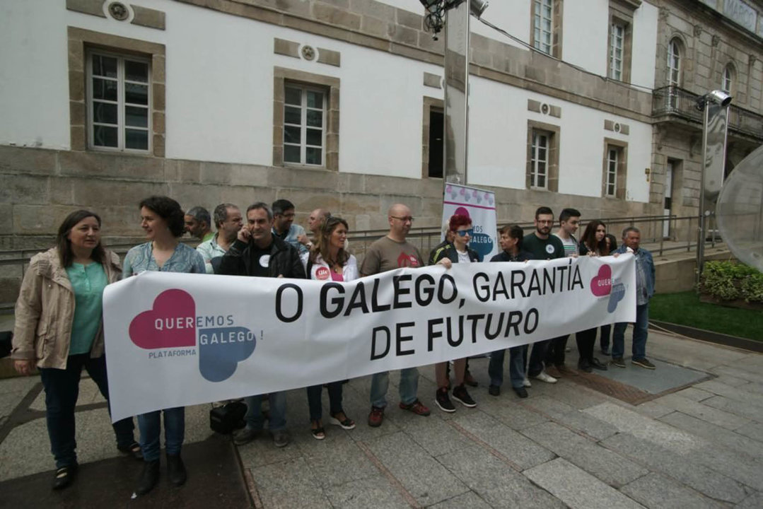 Una manifestación de la plataforma nacionalista Queremos Galego ante el Marco.