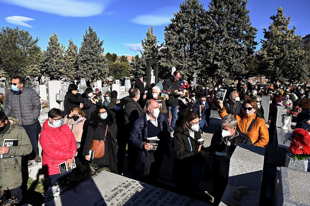 Afluencia masiva en el cementerio para despedir a la escritora Almudena Grandes. // EFE