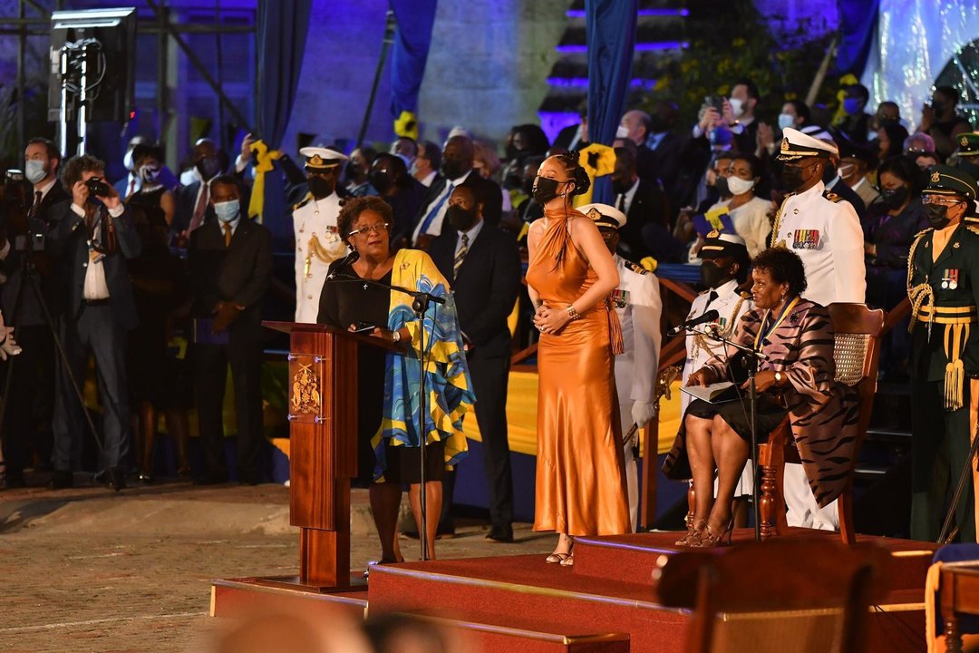 La primera ministra de Barbados, Mia Amor Mottley (c-i), mientras declara a la cantante barbadense Rihanna (c) como Héroe Nacional en presencia de la presidenta del país, Sandra Mason (d)