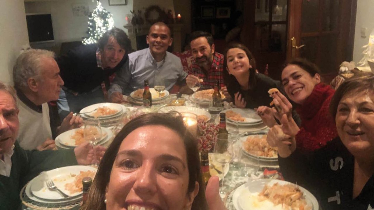 Estela, con su familia y su invitado durante la cena de Nochebuena en 2019.