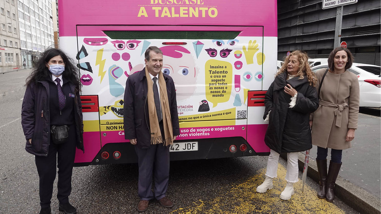Caballero y la presidenta de la Diputación, Carmela Silva, presentaron ayer en A Laxe el bus que portará la campaña “Búscase a Talento” para la adquisición y uso de juguetes y juegos no sexistas y no violentos.