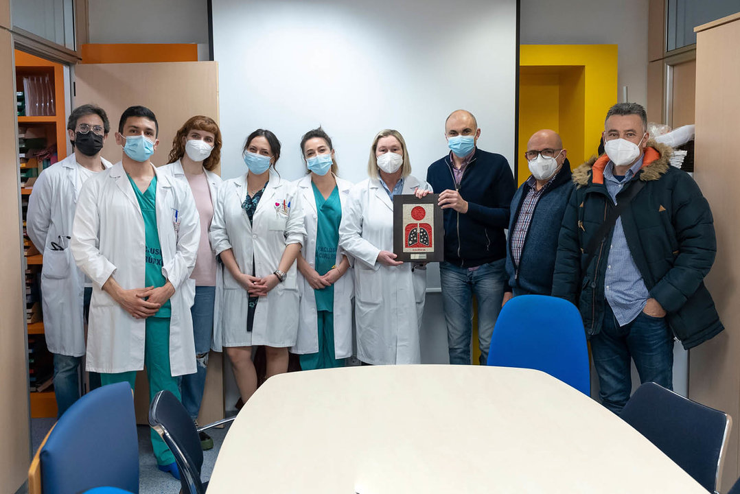 El equipo médico del Chuac de A Coruña recibiendo la placa de manos de los tres representantes de Osílice.