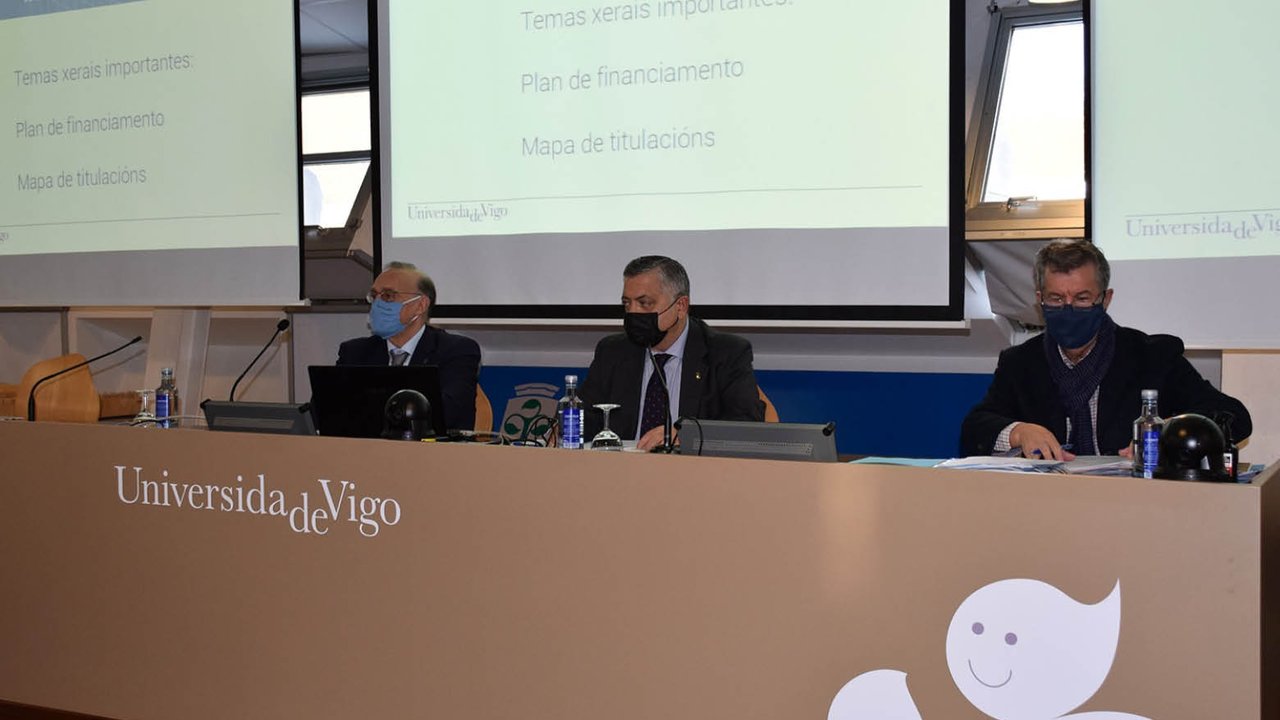 Manuel Reigosa, Ernesto Pedrosa e Ignacio Rodríguez durante el pleno del Consello Social.