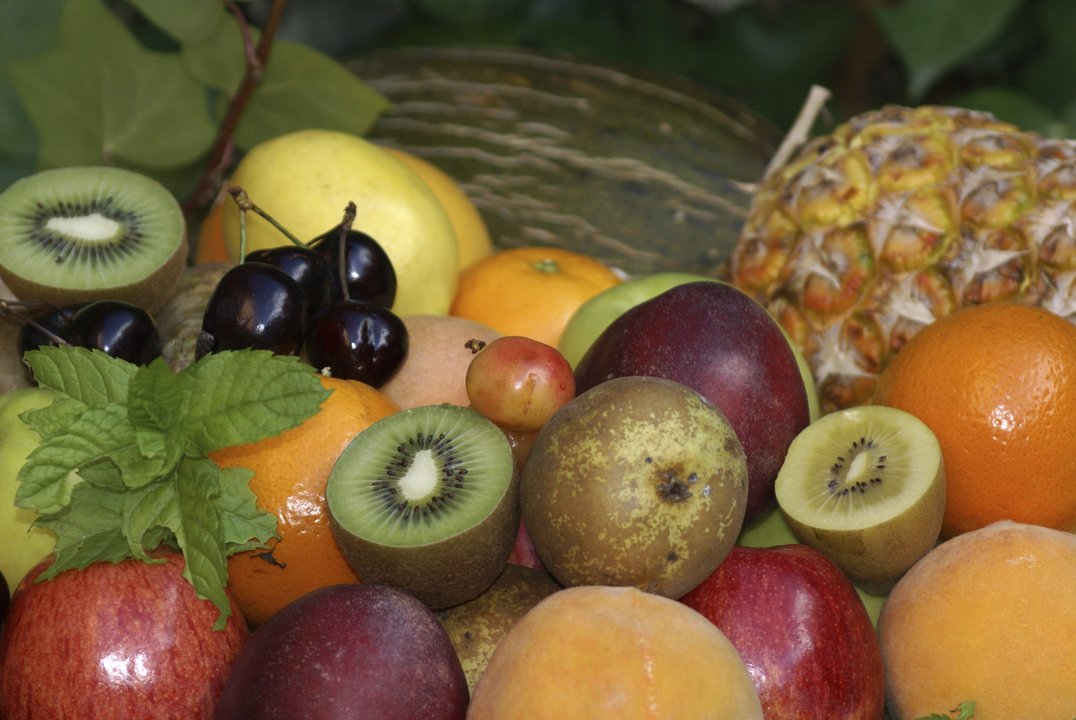 Distintas variedades de frutas colocados en un centro de mesa.