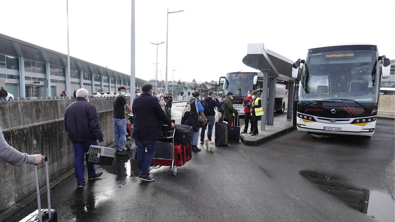 Cola de pasajeros que realizaron el desvío hasta Santiago para poder volar desde Lavacolla a Madrid, ayer.
