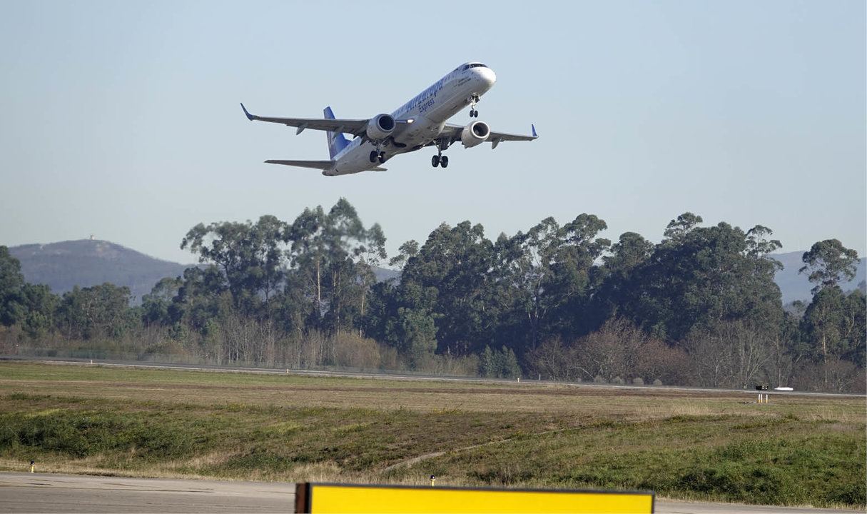 Avión de Air Europa despegando desde la pista de Peiandor con destino al aeropuerto de Barajas.