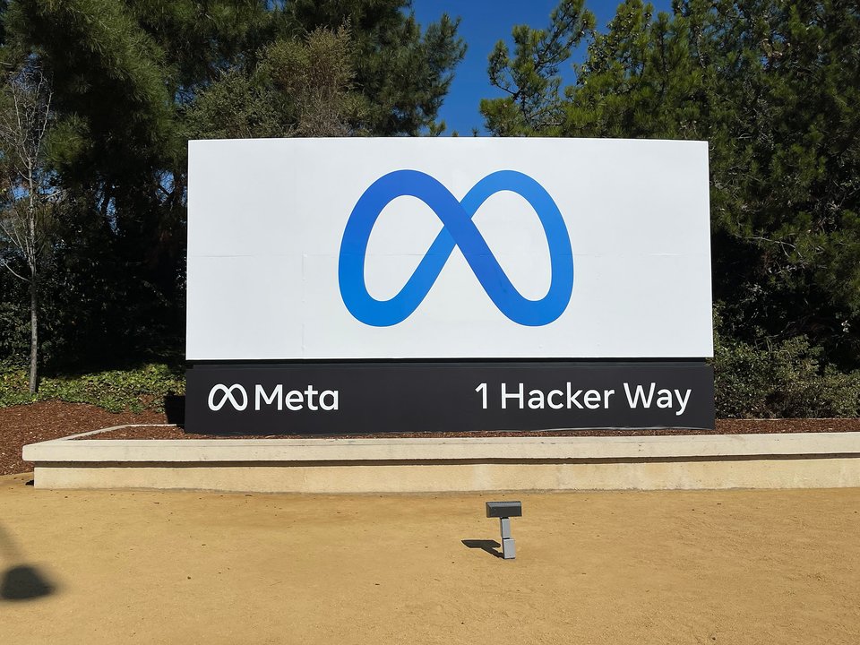 El nuevo logotipo y el nombre “Meta” con el que Facebook se renombró, ante su sede en California.