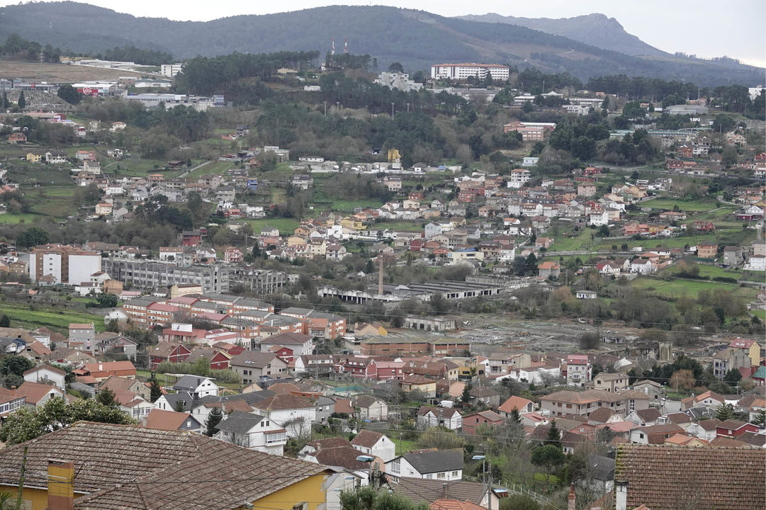 Vista general de Barreiro, con los vestigios de la antigua fábrica de Álvarez en el centro.