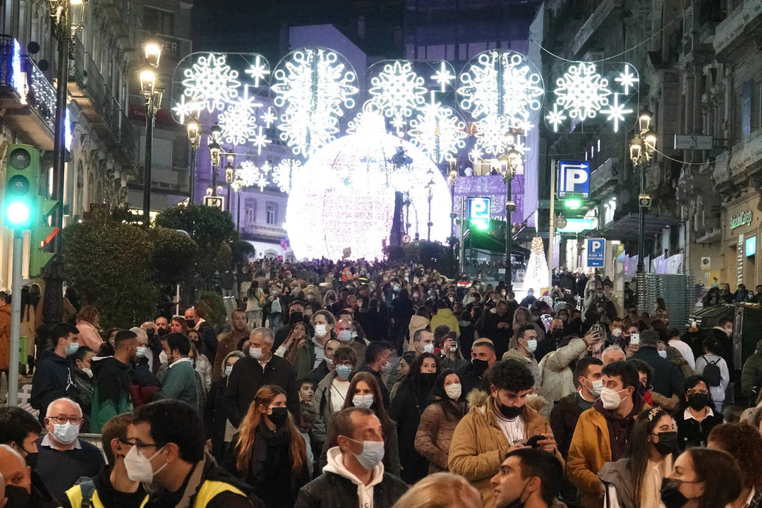 La calle Colón, llena de peatones el día del encendido navideño, con la Bola de Urzaiz al fondo.