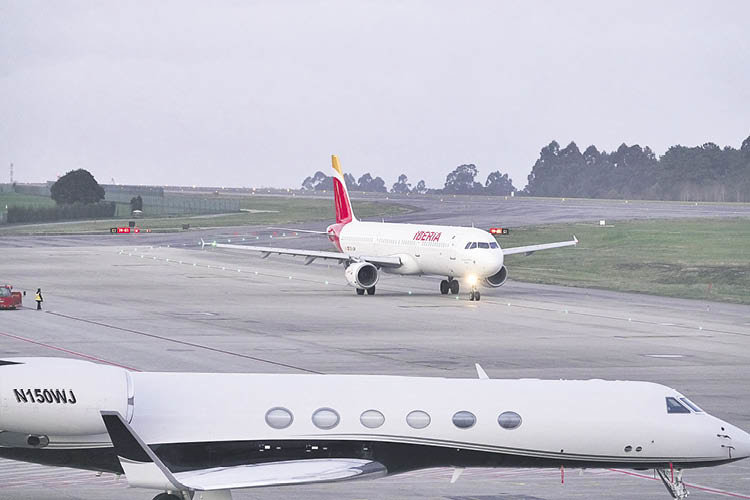 Avión de Iberia aterrizando en la pista viguesa procedente de Madrid, ruta con el mayor volumen de viajeros durante el año 2021.