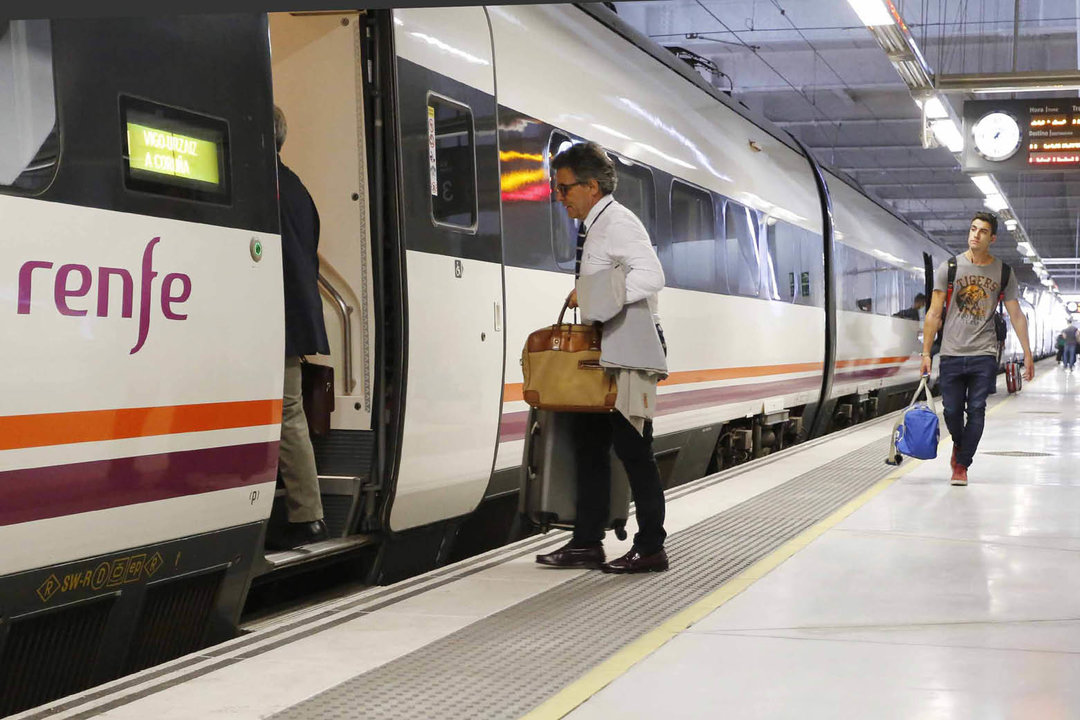 Pasajeros del tren de Vigo-Urzaiz a A Coruña, el de mayor número de usuarios.