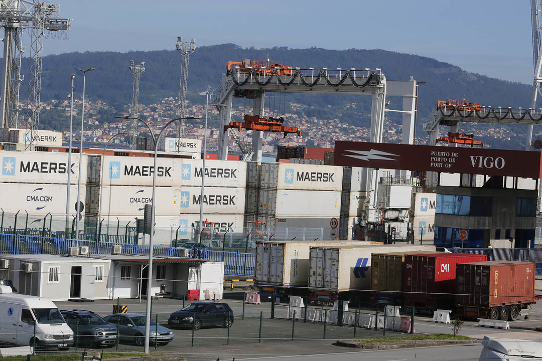 Contenedores de Maersk apilados en la terminal de Guixar del Puerto de Vigo.