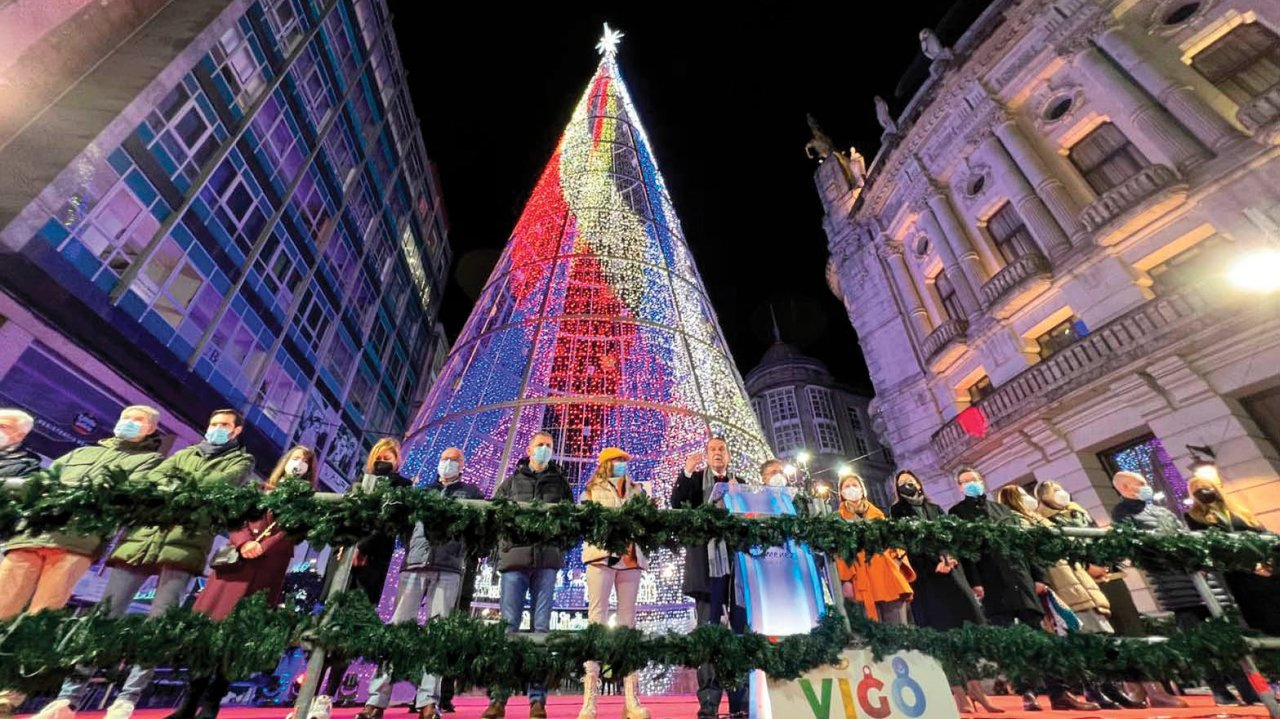 El alcalde, Abel Caballero, acompañado del gobierno vigués presidió el acto de apagado de luces en el árbol que puso fin a la Navidad.