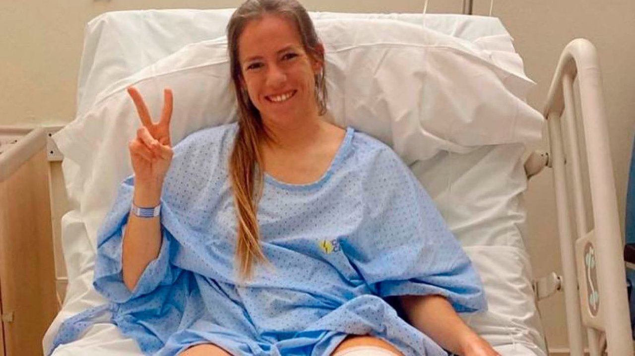 Silvia Mas, nueva compañera de Nico Rodríguez, posa tras su operación de rodilla del pasado lunes.