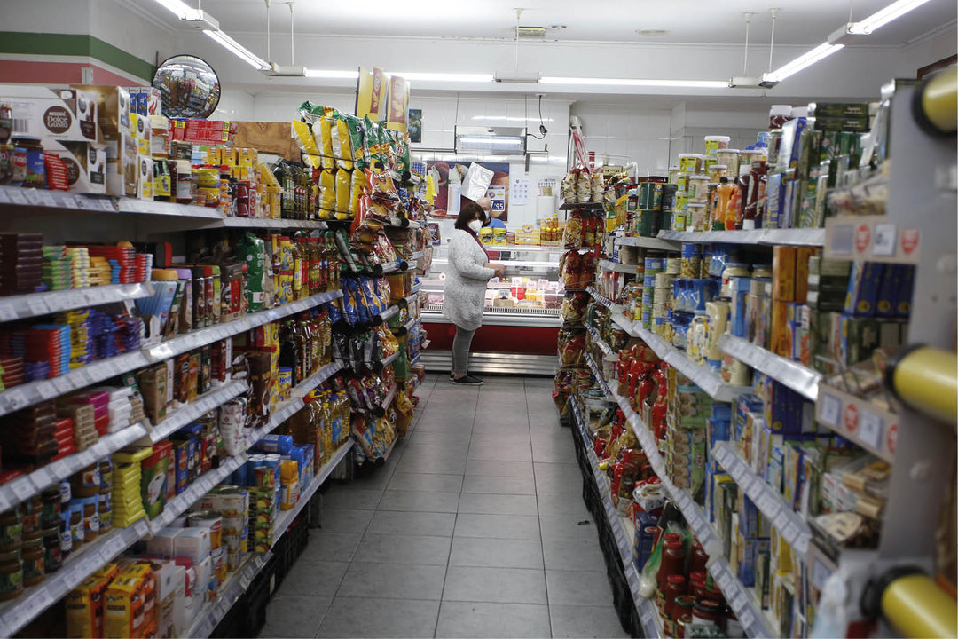 Supermercados Oliva destaca por sus amplias instalaciones y su oferta de productos de todas las categorías.