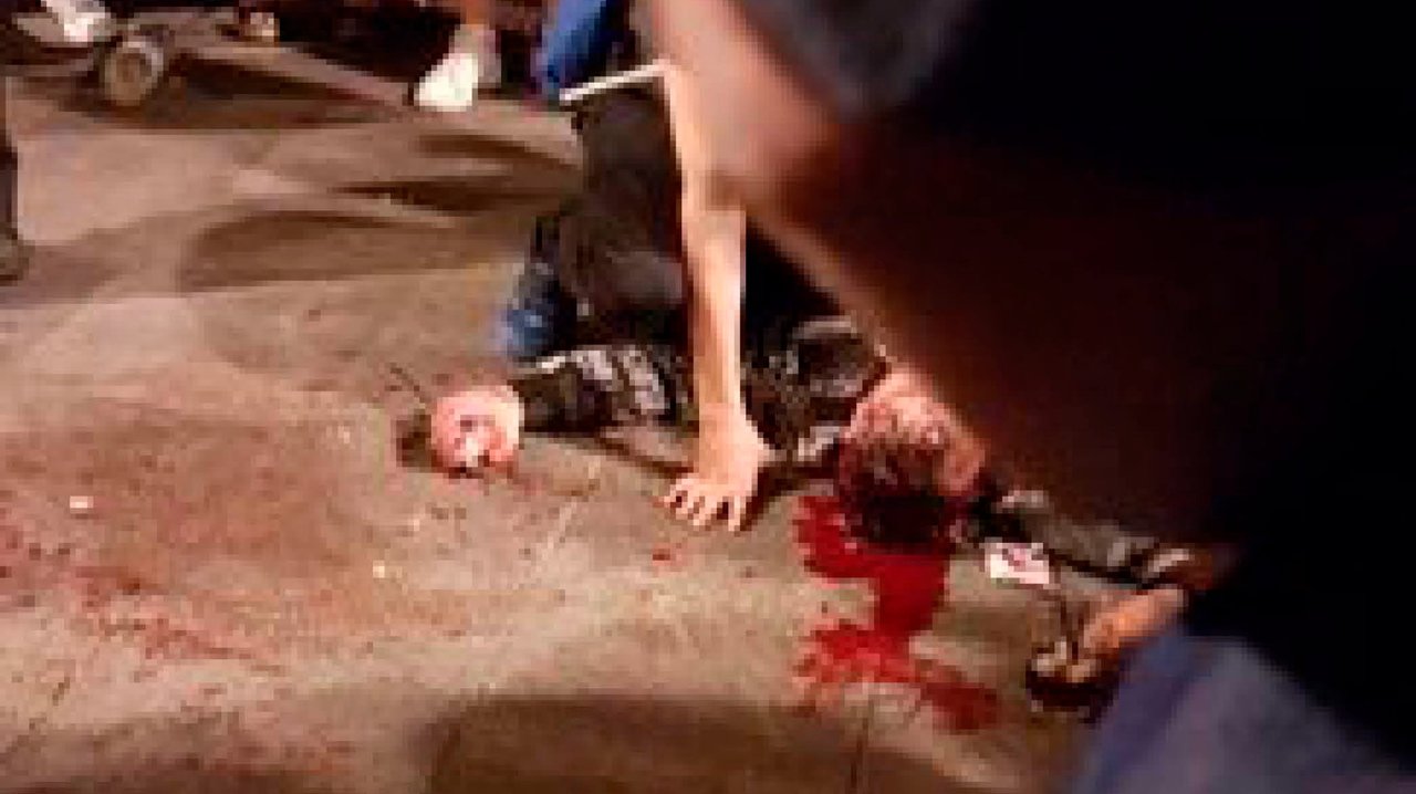 Uno de los heridos en la reyerta del fin de semana yace sangrando en el suelo.