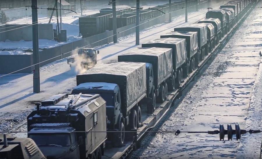 Transporte de vehículos militares rusos en un lugar no revelado en Rusia, el 24 de enero de 2022 en plena escala de tensión en Ucrania. // EFE