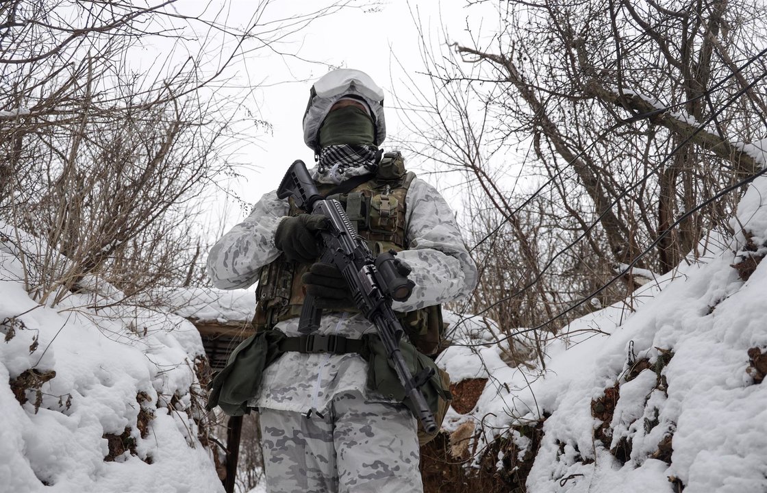Un militar ucraniano verifica la situación en las posiciones en una línea del frente cerca del pueblo de Avdiivka