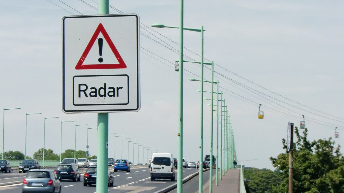 Imagen de archivo de una señal de aviso de radar en una carretera.