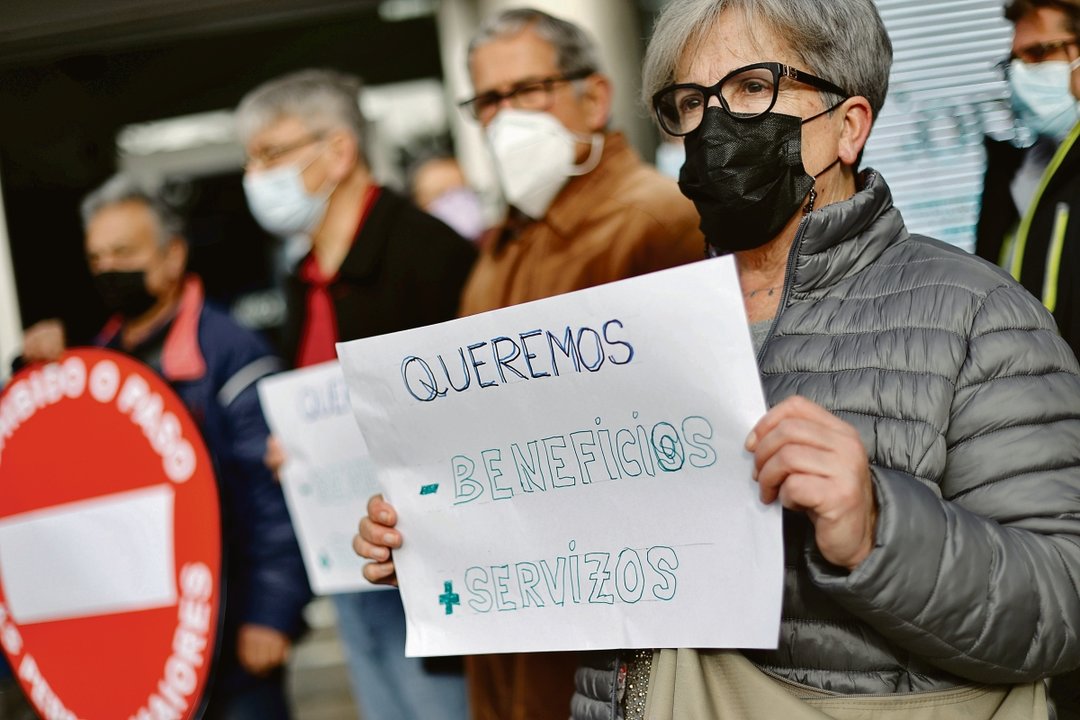 Una mujer protesta contra la exclusión financiera a mayores en A Coruña.