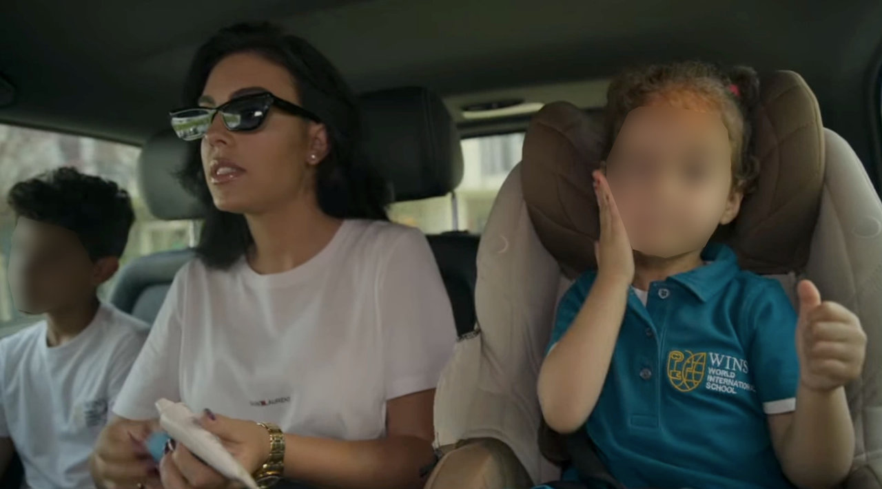 Georgina y sus hijos, sin cinturones de seguridad en el coche.