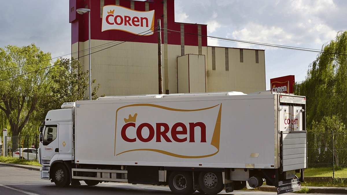 Un camión de Coren frente a la fábrica de piensos de San Cibrao.