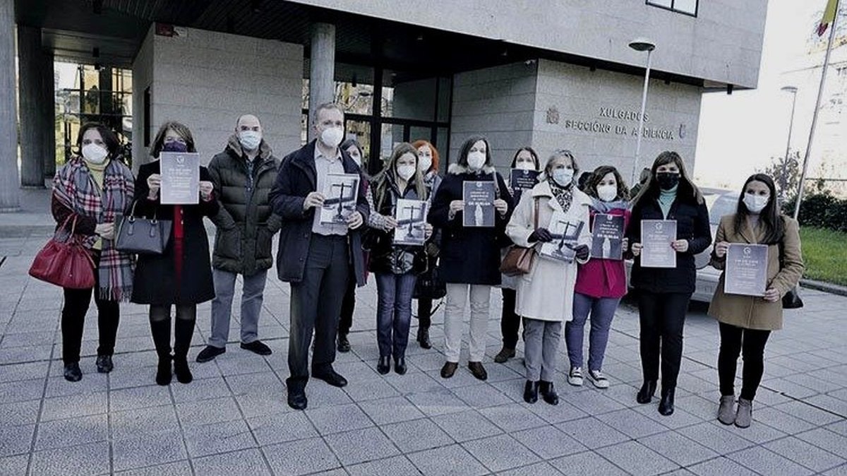 Concentración de letrados judiciales el pasado mes de enero, frente a los juzgados de Vigo.