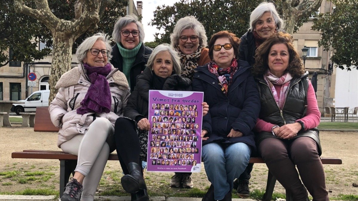 Las mujeres de la directiva de A Vila de Bouzas muestran el cartel del 8-M.