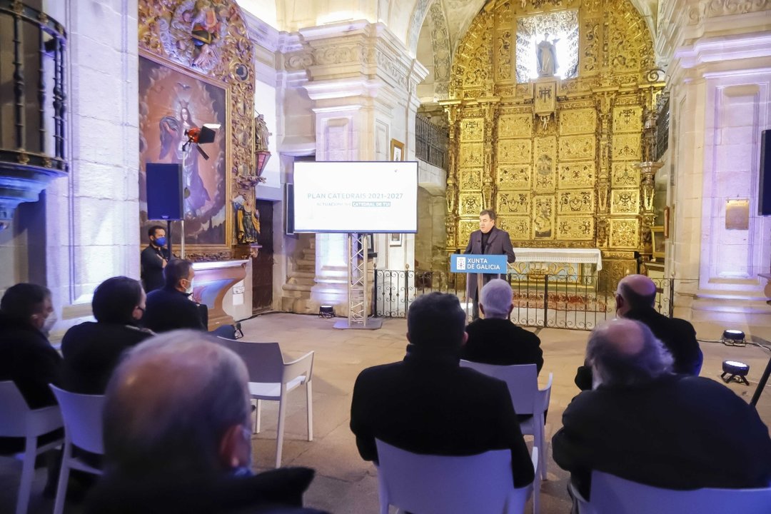 El conselleiro de Cultura, Román Rodríguez, anunció el inicio de las obras en la visita ayer a la catedral.