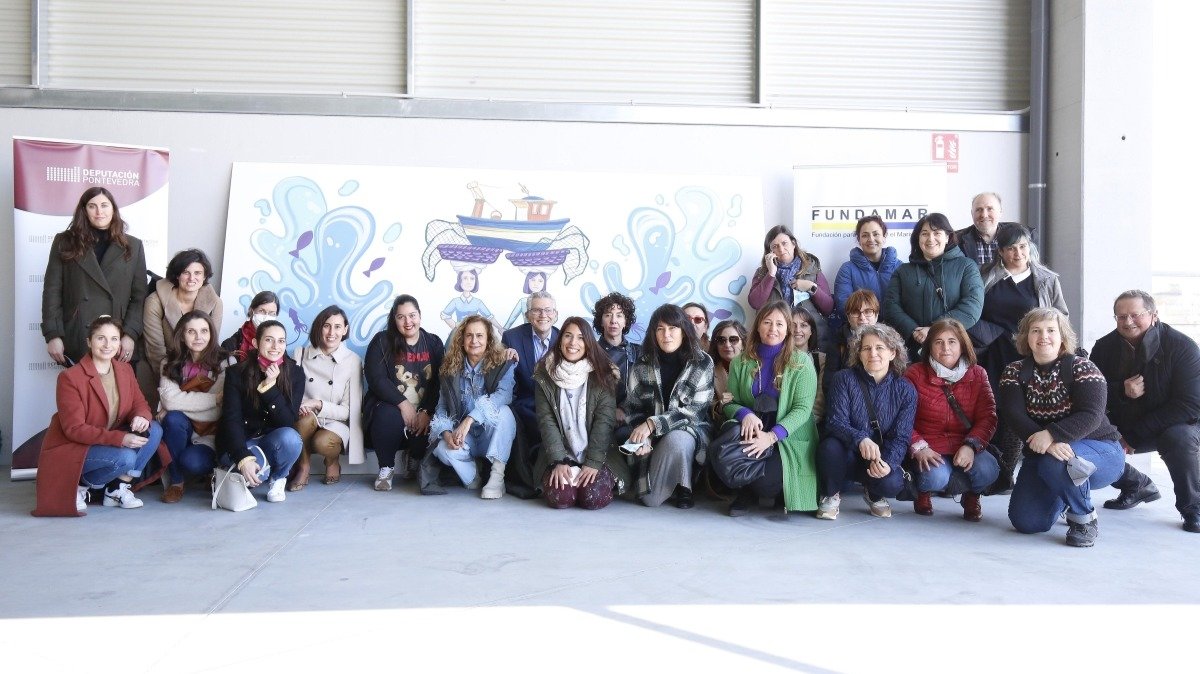 A la presentación del mural de Lara Torres acudieron el presidente de Fundamar Javier Touza, la presidenta provincial Carmela Silva y Ana Laura Iglesias.