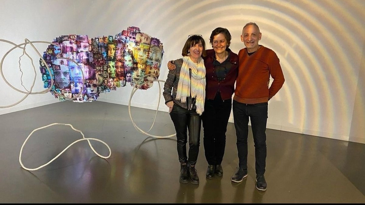 la colectiva de Cubo con autoras que trabajan el arte téxtil. Abajo, María X. Fernández con los responsables de Apostrophe.