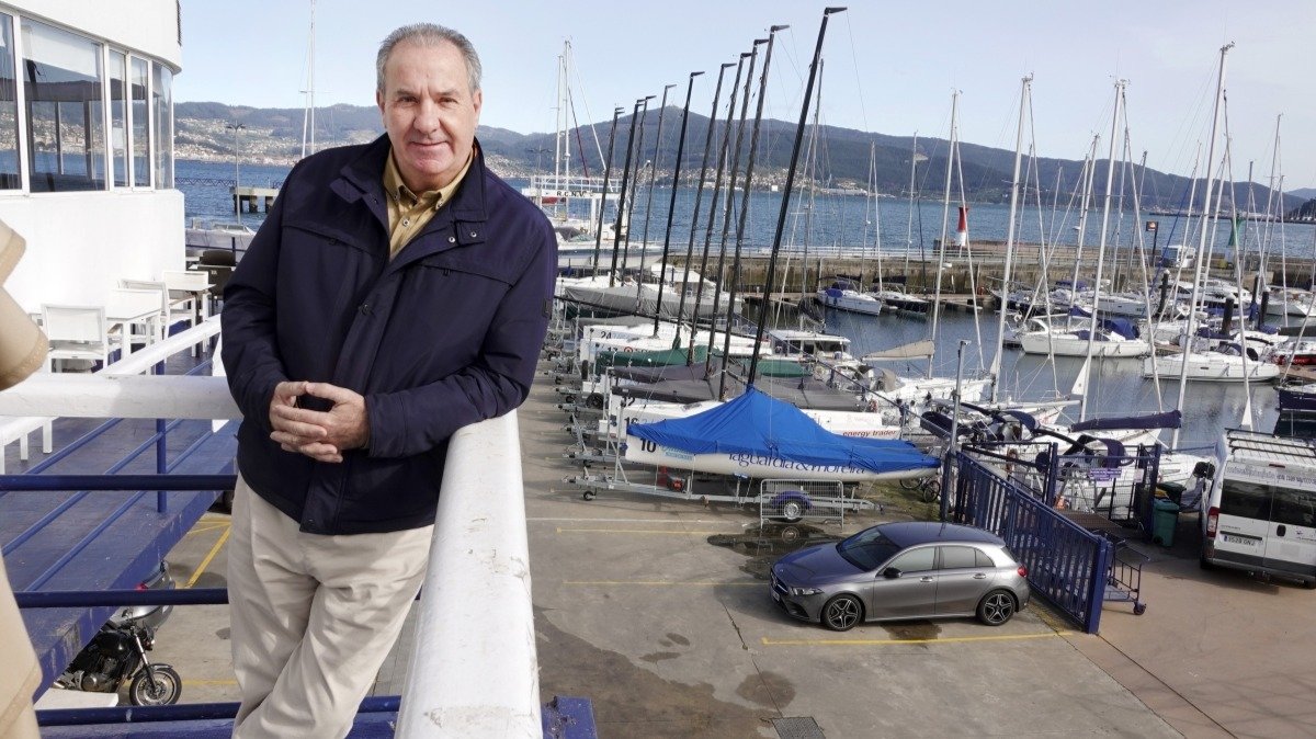 José Antonio Portela, presidente del Real Club Náutico, ante el varadero y parte del puerto deportivo de la entidad.