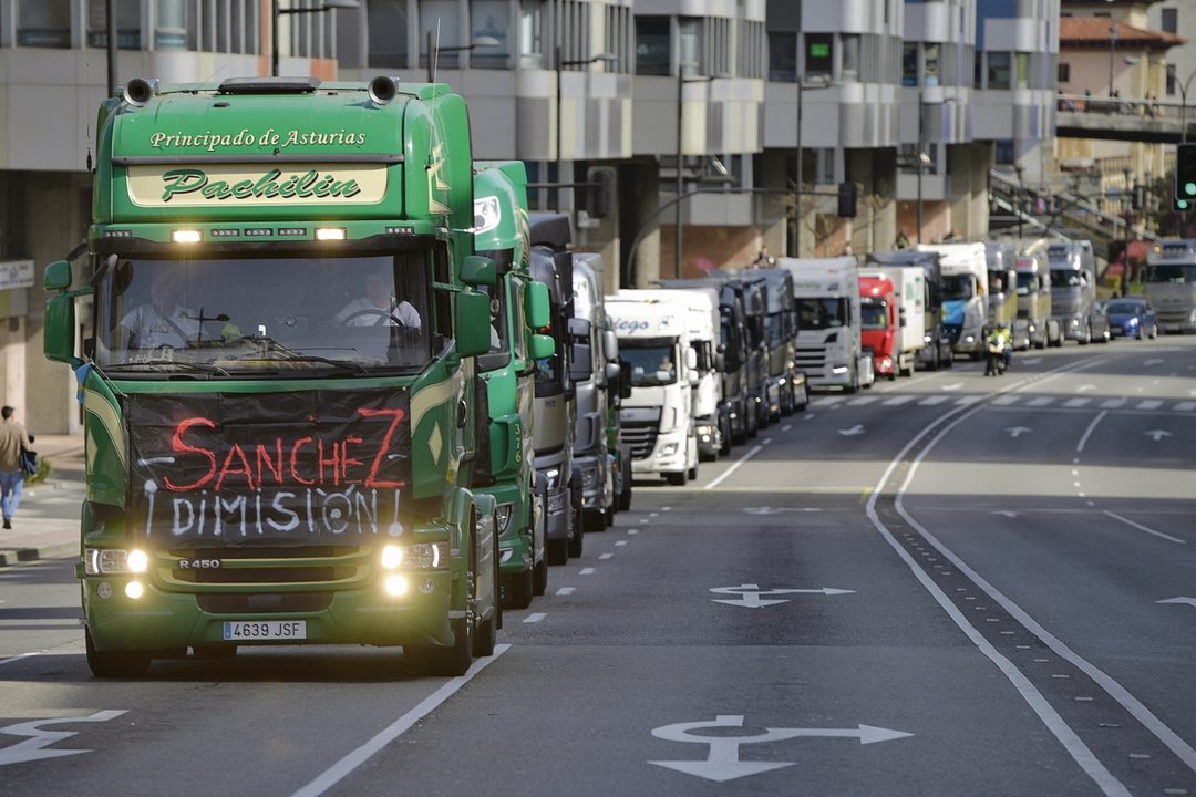 Protesta de camioneros por las calles de Oviedo, con carteles reclamando la dimisión de Pedro Sánchez.