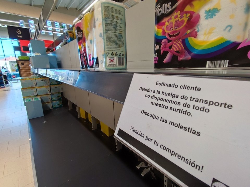 Los supermercados hacen acopio de productos para tratar de garantizar el suministro