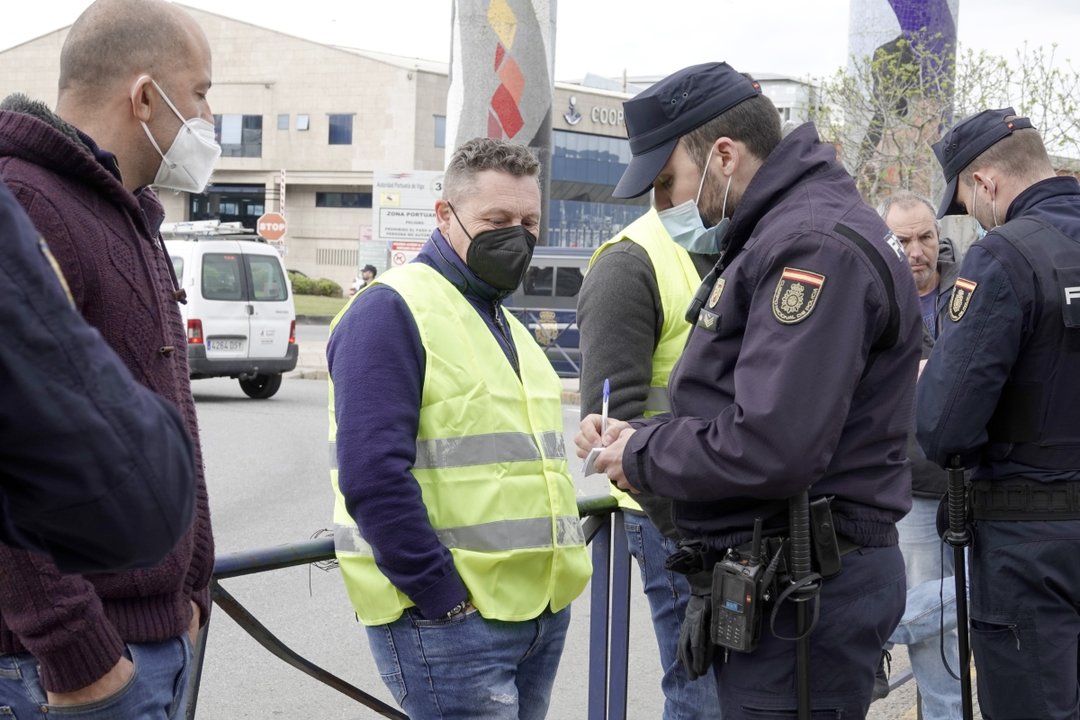 Agentes de Policía, ayer,  vigilan a los piquetes de la huelga de transporte en Vigo.