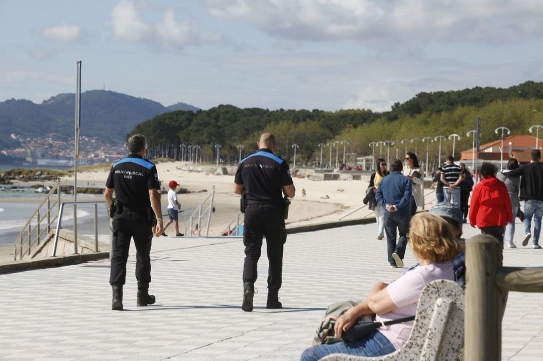 Los agentes de Policía Local que patrullan las playas dieron cuenta de 179 objetos perdidos en 2021.