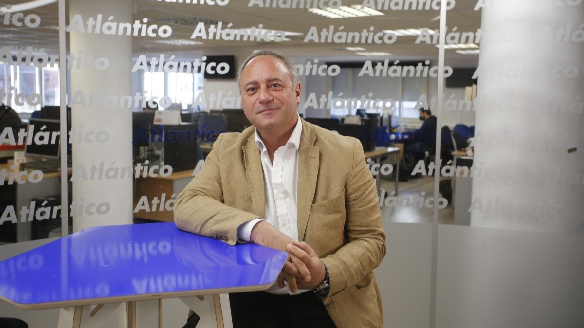 Óscar Gómez, que lleva ocho años al frente de la dirección de Aclunaga, en el set de Atlántico TV.