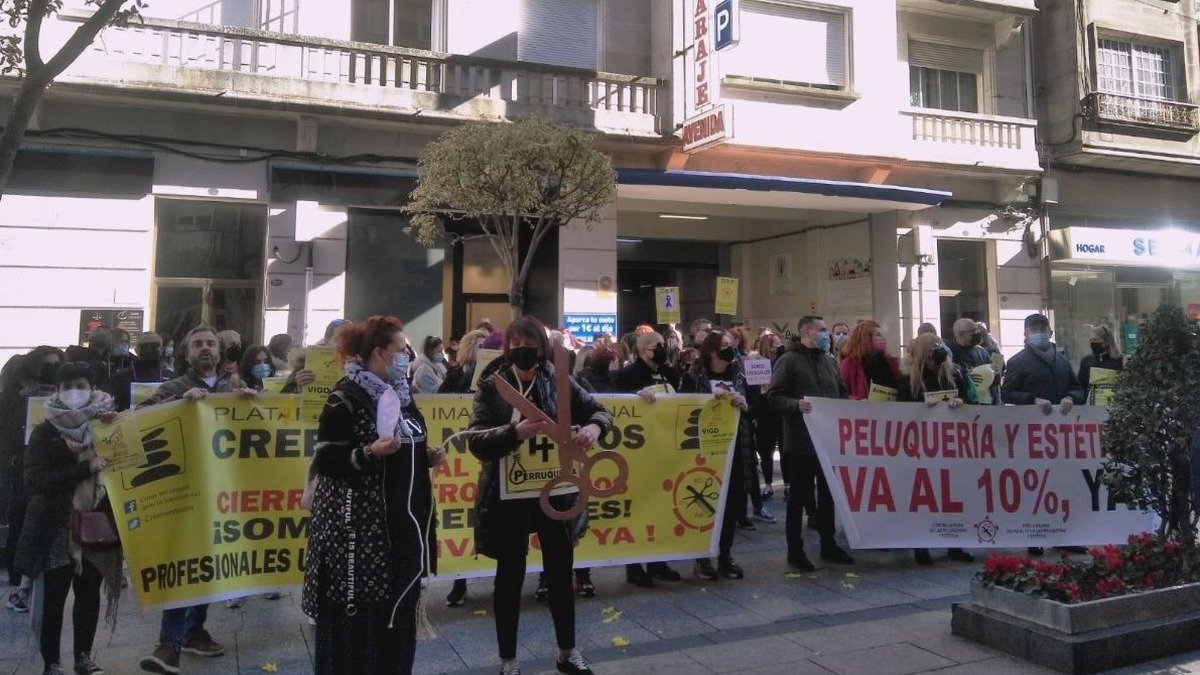 Los peluqueros se manifestaron frente a la sede del PSOE en el Calvario.