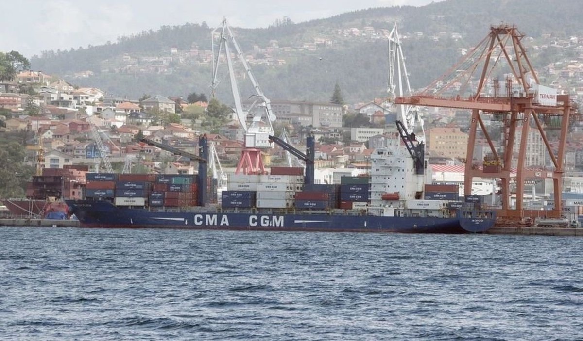 Un portacontenedores de la naviera CMA CGM, que hace la línea “frutera” desde América a Guixar.