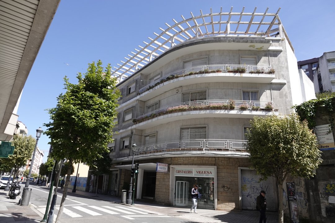 El edificio, ahora vacío, se encuentra situado en el número 79 de Pi y Margall y destaca por sus balcones en esquina.