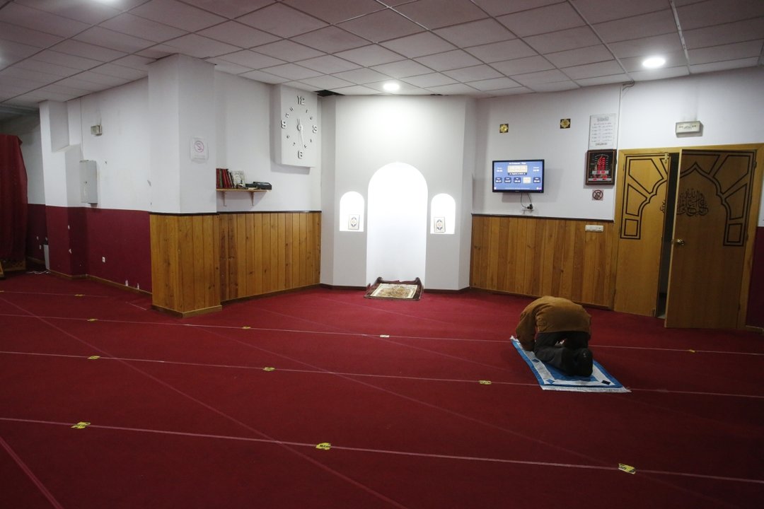 Un fiel, durante el momento de la oración ayer en la mezquita de Vigo.