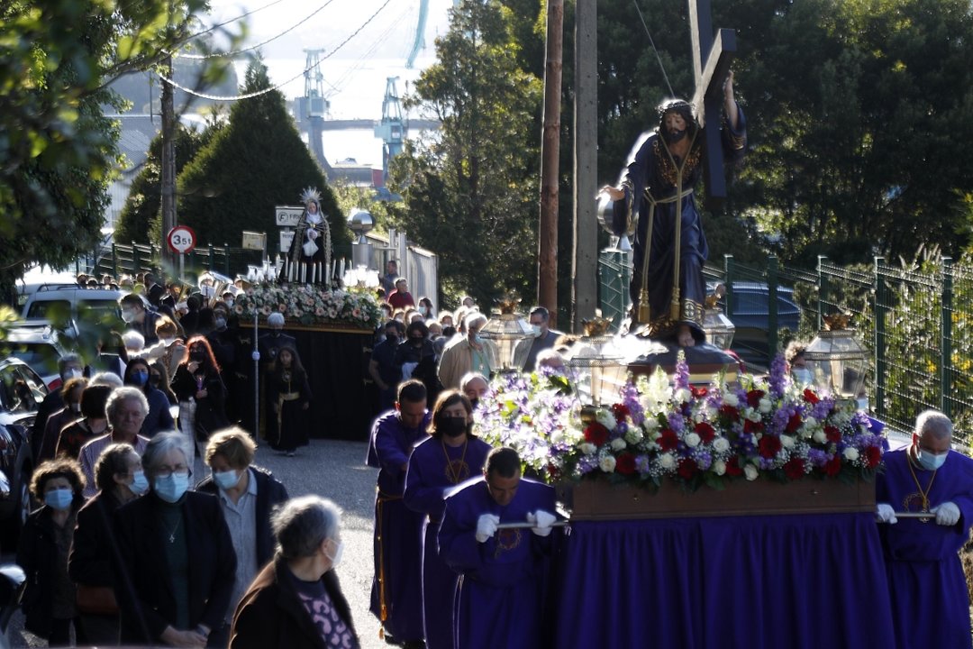 Cerca de veinte costaleros arrastraron los carros con las imágenes del Nazareno y de la Virgen de los Dolores.