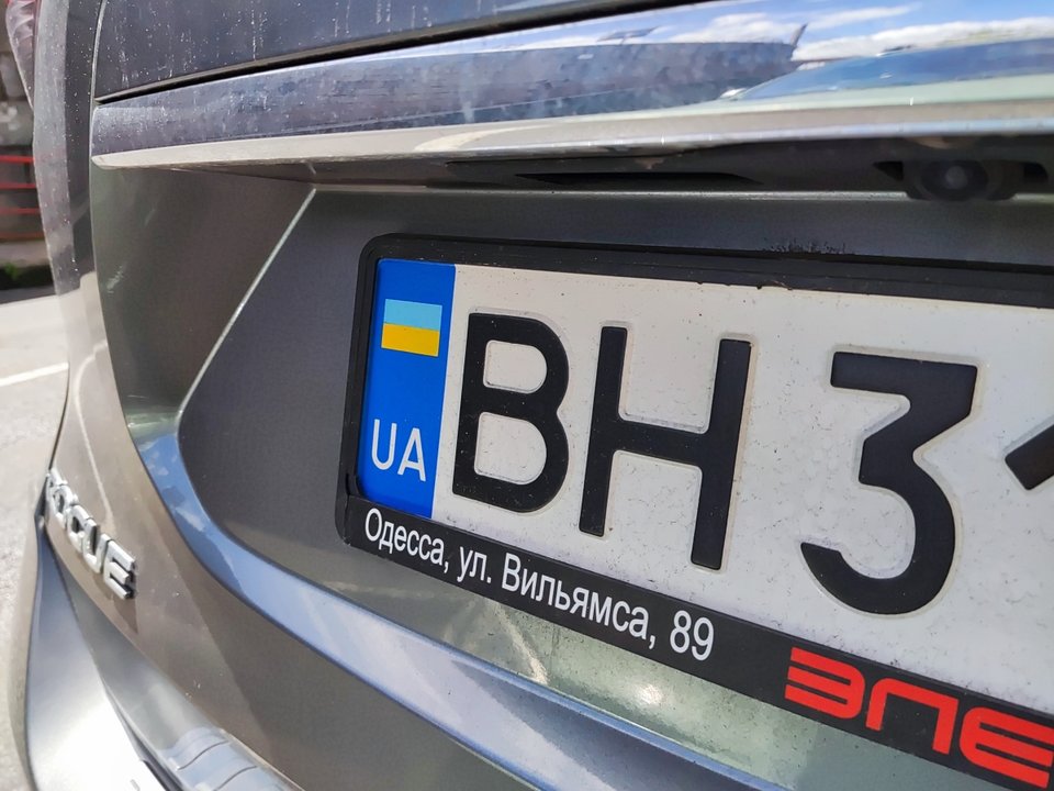 Algo impensable hace unos meses: un coche con matrícula de Ucrania, una colonia al alza.