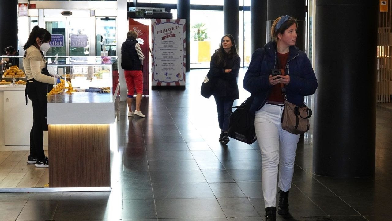 Gente con y sin mascarillas en el interior del centro comercial de A Laxe en Vigo
