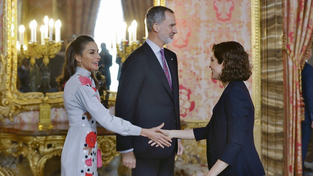 Los reyes saludando a Isabel Díaz Ayuso en el Palacio Real.