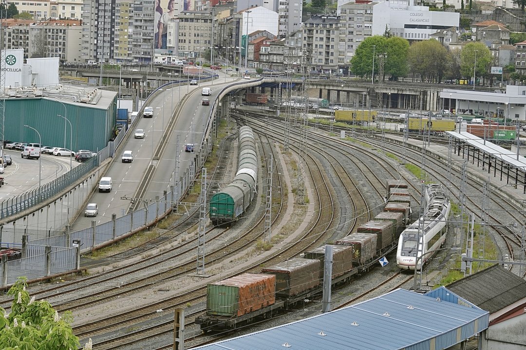 Contenedores en trenes de mercancías en la estación de carga de Vigo-Guixar.