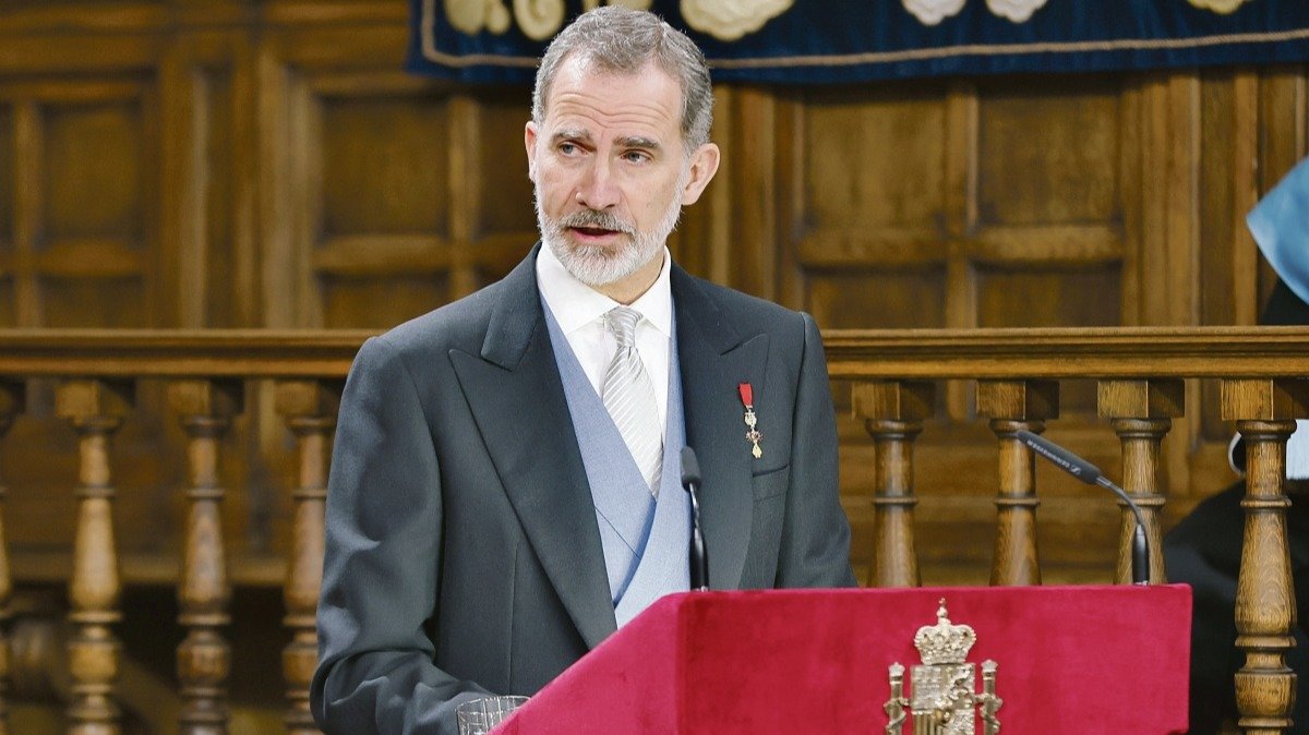El rey Felipe VI pronuncia un discurso en el acto de entrega del Premio Cervantes de este año.