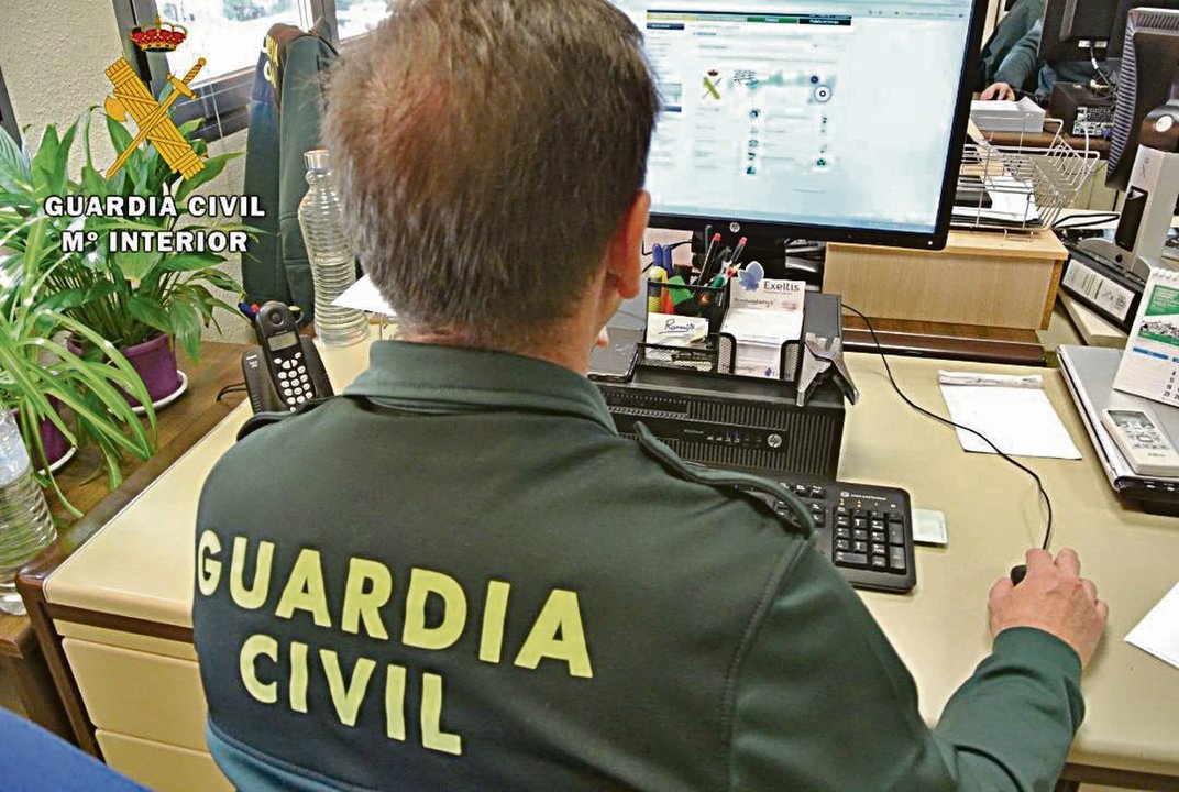 Un agente de la Guardia Civil rastrea la red en busca de pederastas.